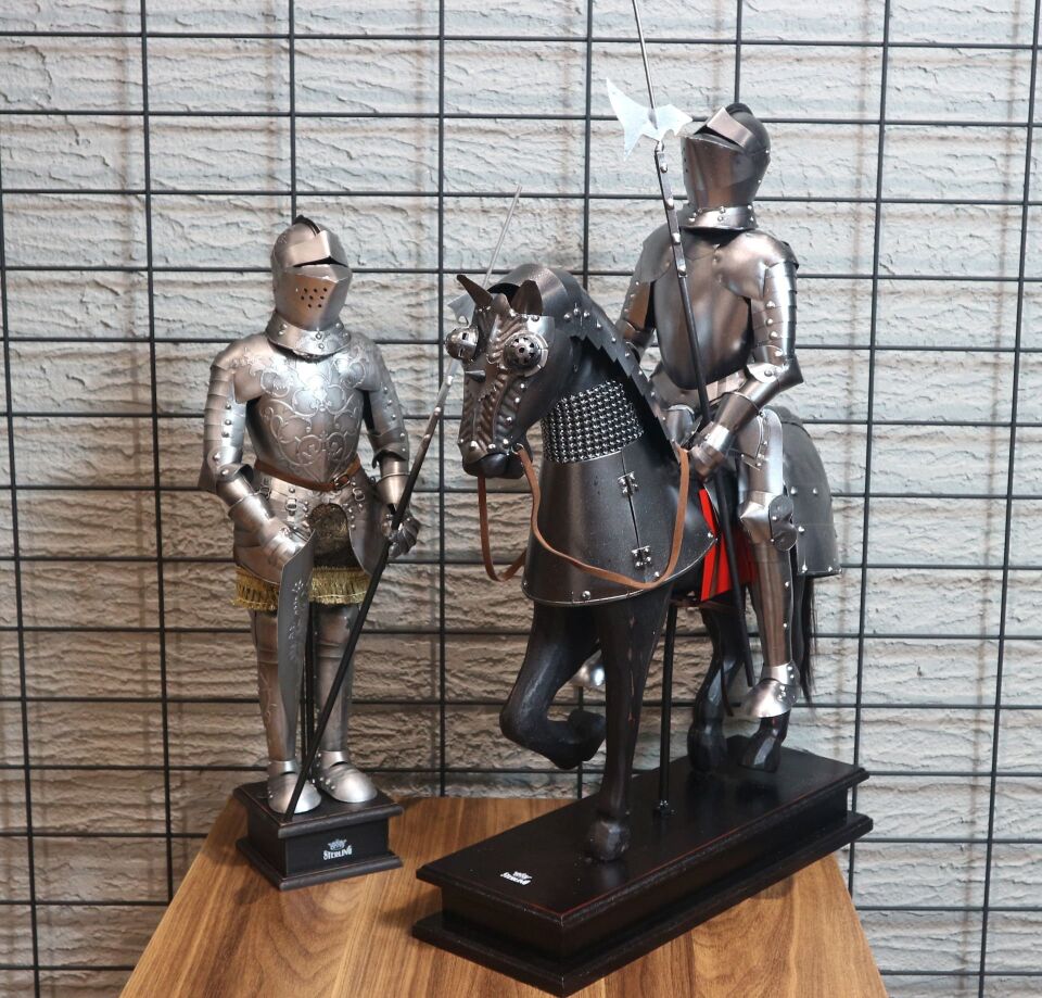S. STERLING Iron Knight Dekoratif Süs