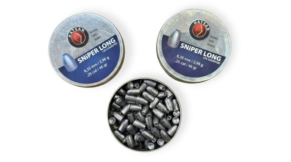Hatsan Sniper Long 6,35 mm Havalı Saçma - iki kutu ve açık kutuda mermi biçimli saçmalar; kapakta 125 adet, 6,35 mm, 2,98 g / 46 grain baskısı