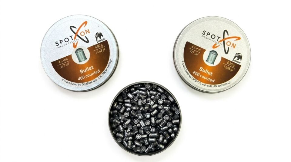 Spoton Bullet 4,5 mm Havalı Saçma - iki kutu ve açık kutuda saçmalar; etikette 400 adet, 4,5 mm, 0,90 g / 13,88 grain